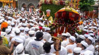 Wari palkhi procession begins amid heavy rain in Pune, irrigation department sounds warning about Indrayani river flooding