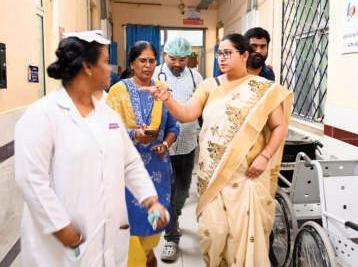 Government hospitals should provide better medical treatment :