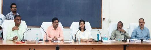 There should be no delay in the implementation of the state government's priority schemes