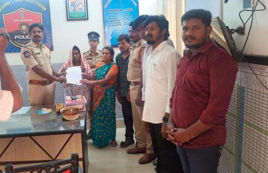 Police and Women,Child, Disabled and Elderly Welfare Departments handed over mentally unstable woman to her family