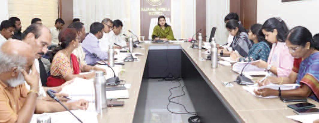 ఇండ్ల ఇందిరమ్మ నిర్మాణాల్లో వేగం పెంచాలి
