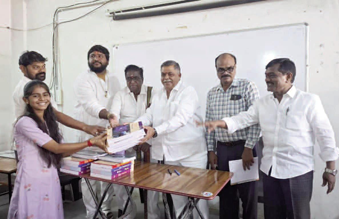 విద్యార్థులకు నోట్ బుక్స్ పంపిణీ..