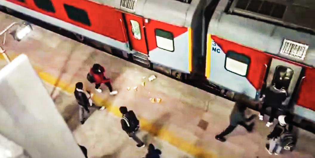 महाकुंभ स्पेशल ट्रेनों पर पथराव से टूट गए खिड़की और दरवाजे