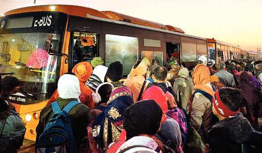 महाकुंभ में 28 सीटर इलेक्ट्रिक बस में 80 यात्री कर रहे सफर