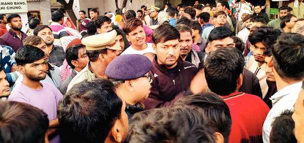 चौकी में पुलिस की पिटाई से मौत पर हंगामा, लखनऊ एक्सप्रेसवे किया जाम