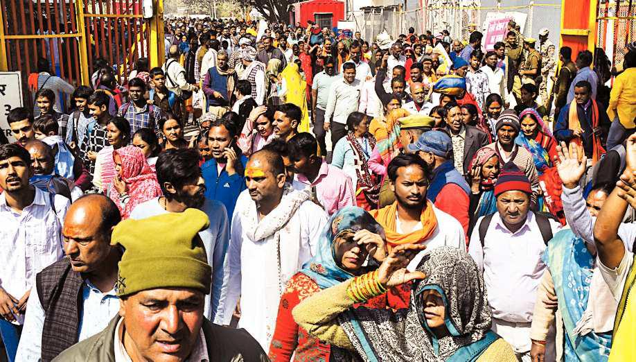 छह बजे खुला मंदिर, डेढ़ घंटे पहले लग गई कतार