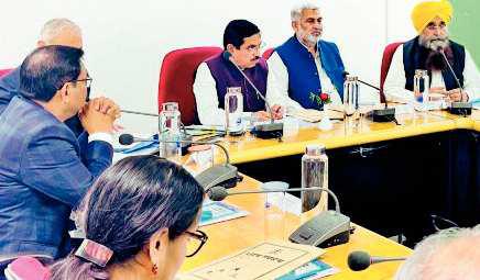 एमएसपी की गारंटी पर एक कदम आगे बढे केंद्र व किसान