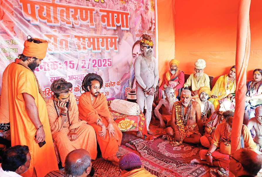 जागरूक हों... सफाईकर्मी उठा रहे हैं लोगों के मल, कपड़े और प्लास्टिक