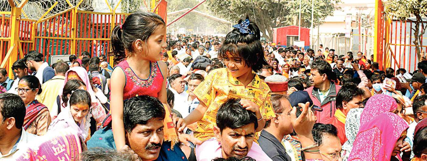 छुट्टी के दिन बढ़ी भीड़, 7 लाख ने किए दर्शन