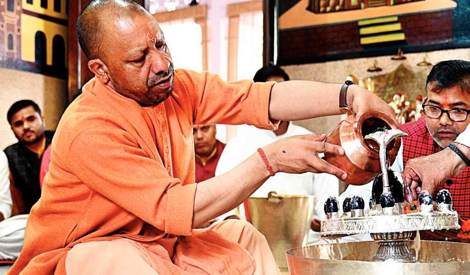 गोरखनाथ मंदिर में सीएम ने दुग्ध से किया भोलेनाथ का रुद्राभिषेक