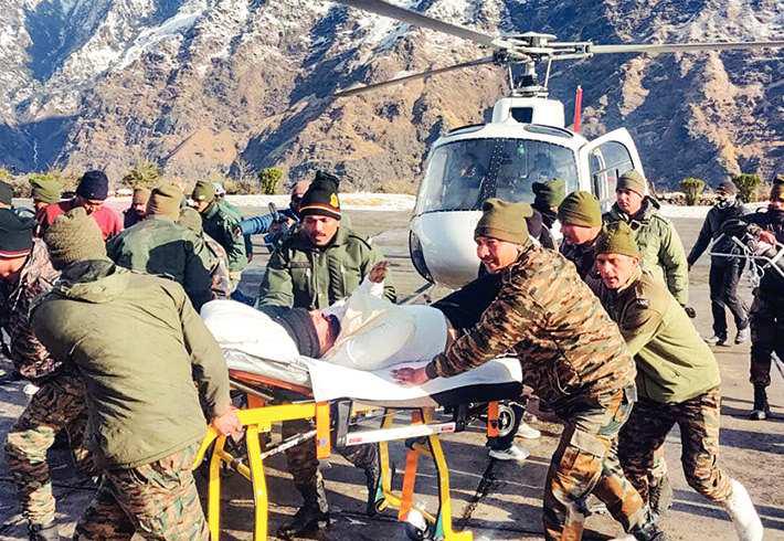 बर्फ में दबे 17 श्रमिक और निकाले गए अस्पताल में 4 की मौत, 5 अब भी फंसे