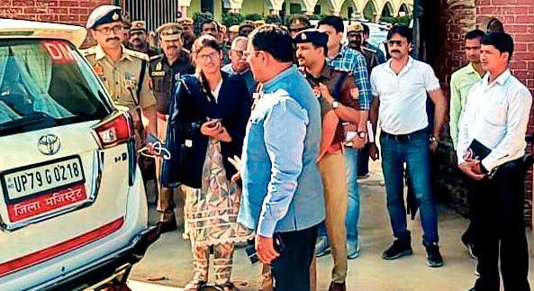एटा सांसद व उनकी बहन पर नकल कराने में एफआईआर