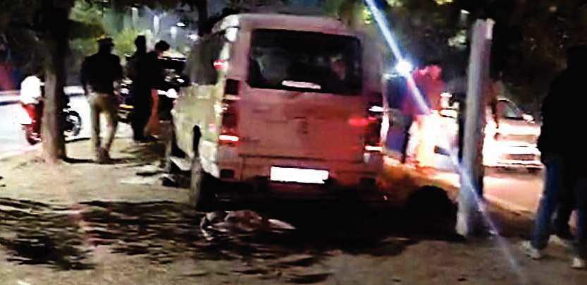 डिवाइडर पर चढ़ी तेज रफ्तार एसयूवी, सो रहे चार को कुचला, दो की मौत