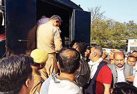 रेलवे के दो अफसर, 17 लोको पायलट समेत 26 गिरफ्तार