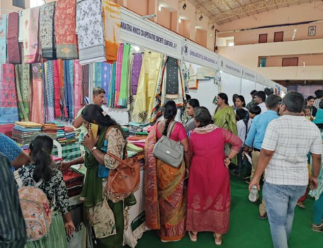 గ్రామీణ భారత మహోత్సవం ఆంధ్రప్రదేశ్ 2025కు పోటెత్తిన మహిళలు