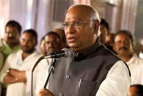 కేంద్ర ప్రభుత్వం ప్రజలను దోచుకుంటోంది: ఖర్గే