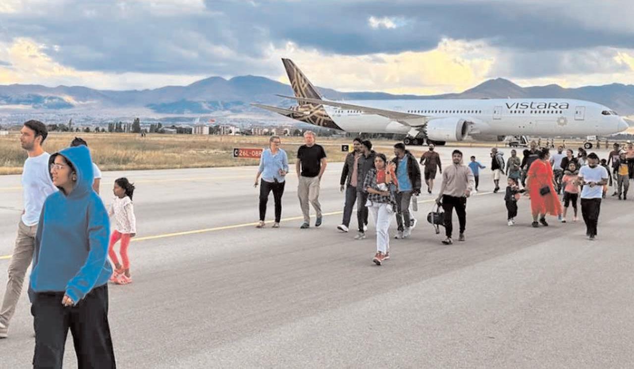 విమానం అత్యవసర ల్యాండింగ్ టర్కీలో చిక్కుకున్న 200 మంది భారతీయులు