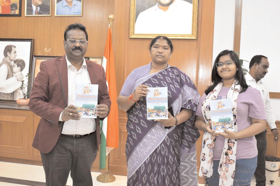 గ్రామపంచాయతీ పాలన పుస్తకాన్ని ఆవిష్కరించిన మంత్రి సీతక్క