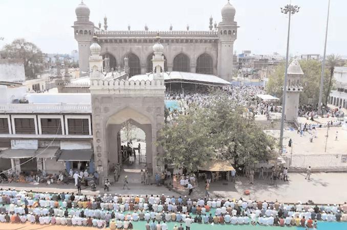 ముస్లింల ప్రార్థనలు మక్కా మసీదులో నల్ల రిబ్బన్లుతో ర్యాలీ