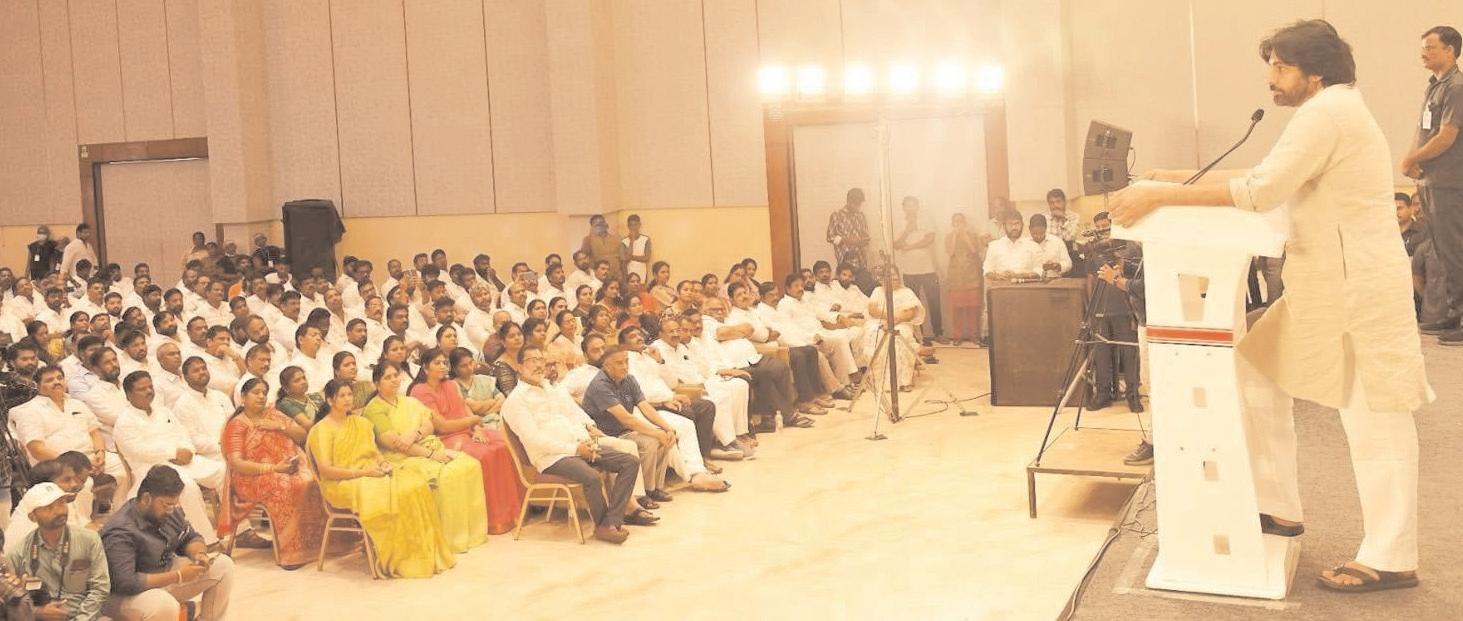 జనసేన పార్టీ ఆధ్వర్యంలో పహల్గాం అమరులకు నివాళులు