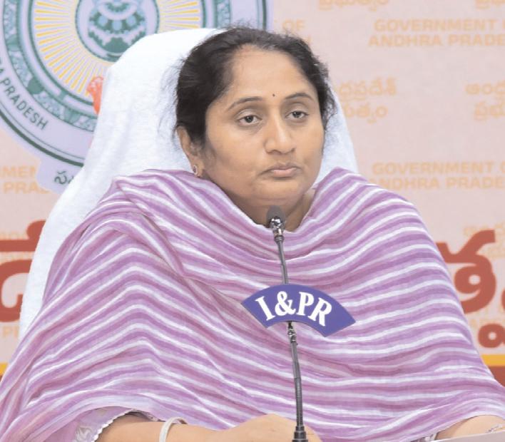 నేతన్నలకు వేతనాలు, ప్రాసెసింగ్ చార్జీలు పెంపు