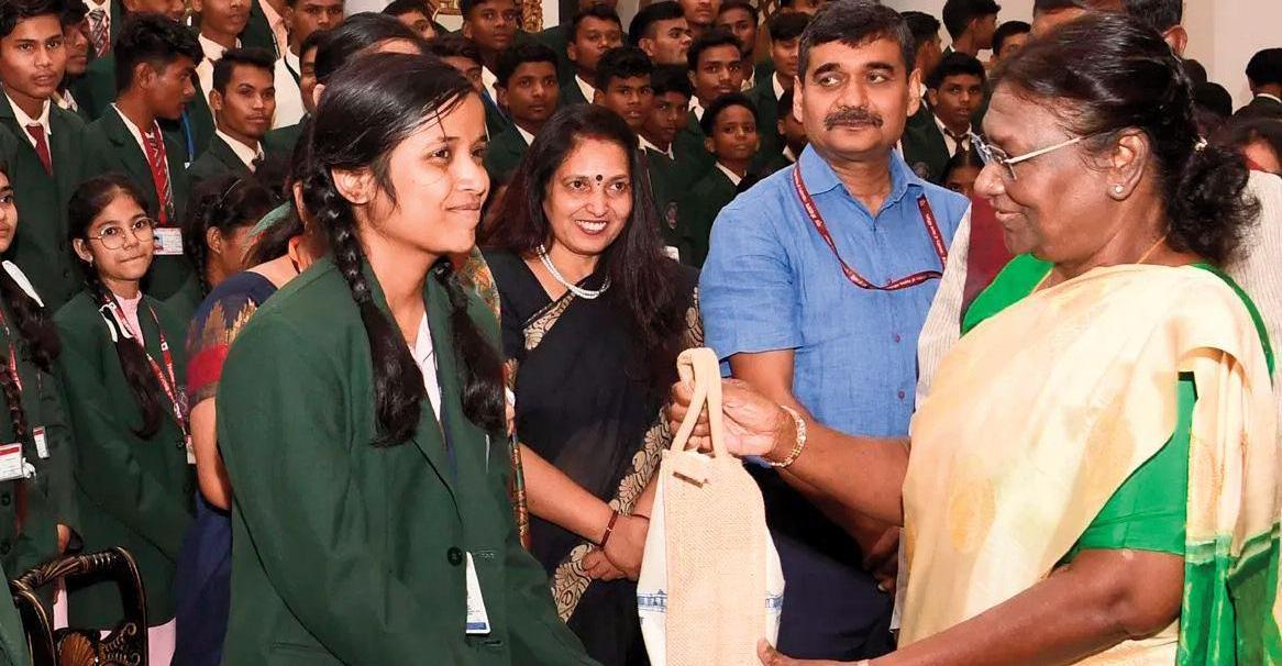 ఆదివాసీ విద్యార్థులకు రాష్ట్రపతి ప్రోత్సాహకం
