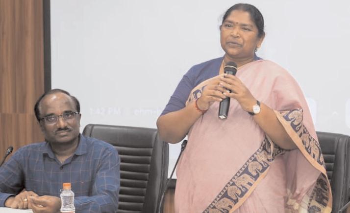 మహిళలే కుటుంబానికి ఆదర్శం