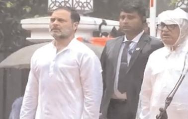 వర్షంలో తడుస్తూ రాహుల్ జెండావందనం