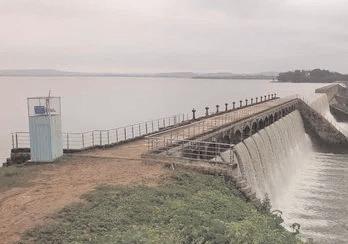 పొంగిపొర్లుతున్న పోచారం ప్రాజెక్టు