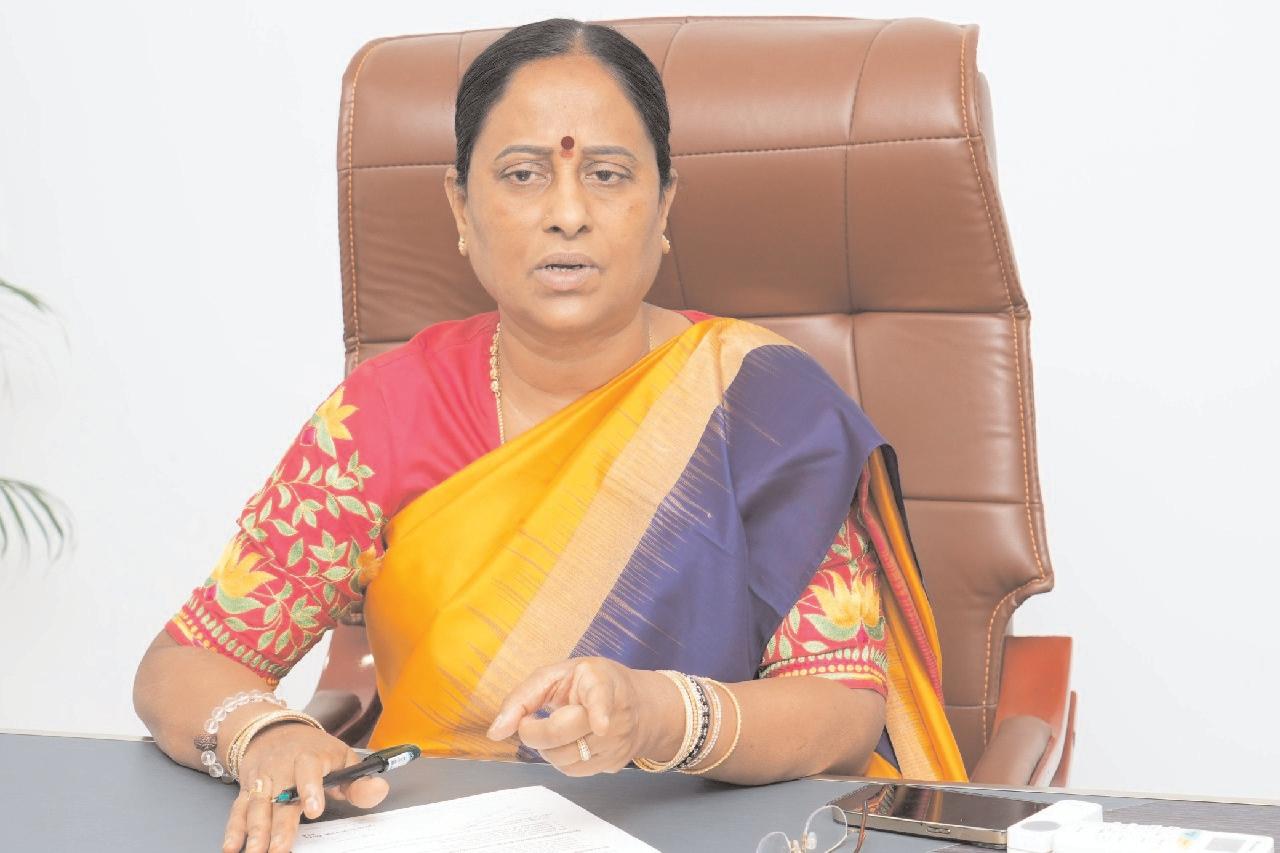 వేములవాడ ఘటనపై మంత్రి కొండా ఆరా