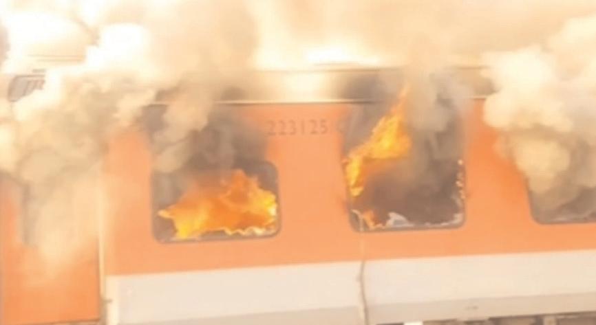 గరీబ్రర్లో అగ్నిప్రమాదం రైలులో భారీగా మంటలు