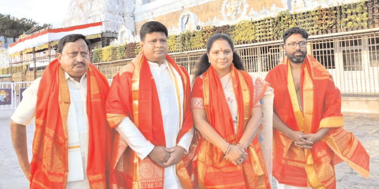 తిరుమల శ్రీవారిని దర్శించుకున్న కల్వకుంట్ల కవిత దంపతులు