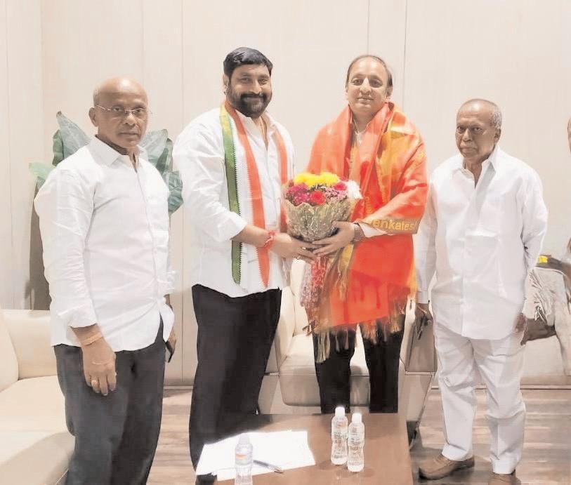 టిపిసిసి కాంగ్రెస్ ఇంచార్జ్ కు ఘన సత్కారం