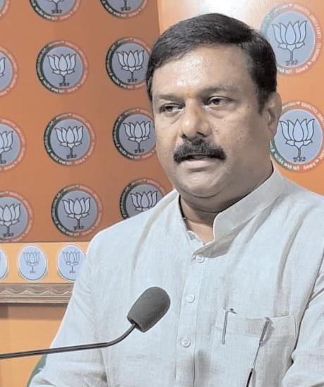 తెలంగాణలో భూ బకాసురులు