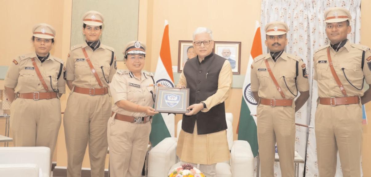 గవర్నరు కలిసిన ఐపీఎస్ ప్రొబెషనర్లు