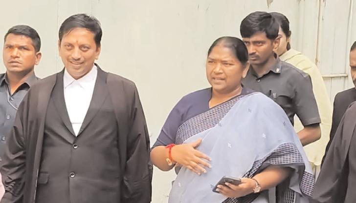 నాంపల్లి కోర్టుకు సీతక్క