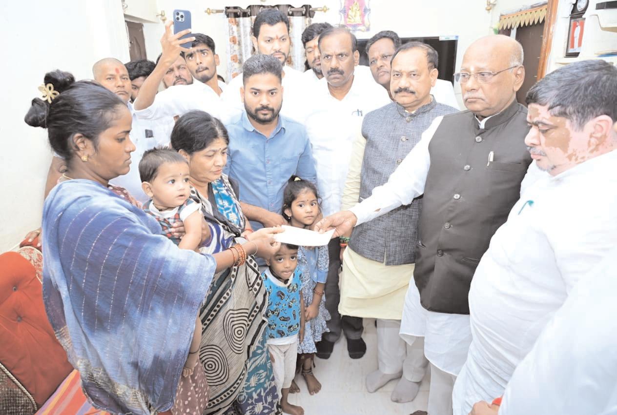 సాయి ఈశ్వర చారి కుటుంబాన్ని ఆదుకుంటాం