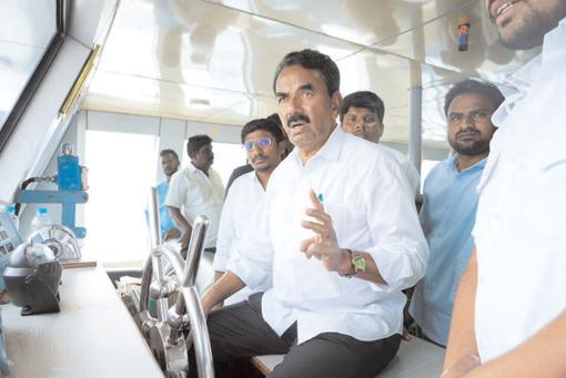 సోమశిల బ్యాక్ వాటర్ లో మంత్రి జూపల్లి విహారం!..కుటుంబంతో కలిసి ఆహ్లాదం!