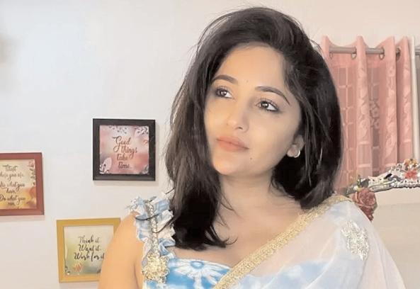 సినీ నటి మాధవీలతకు బిగ్ షాక్
