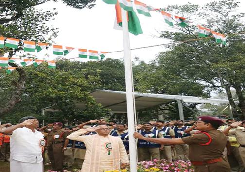 తిరుమల కొండపై రెపరెపలాడిన మువ్వన్నెల జెండా