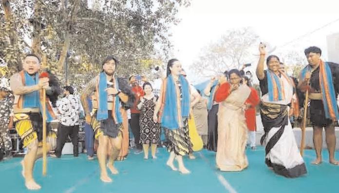 మేడారం మంత్రి సీతక్క సాంప్రదాయ నృత్యం