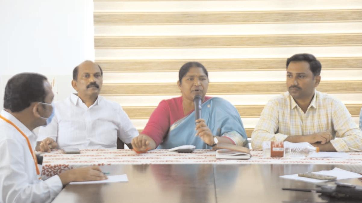 మేడారంలో పారిశుధ్య నిర్వహణపై మంత్రి సీతక్క సమీక్ష