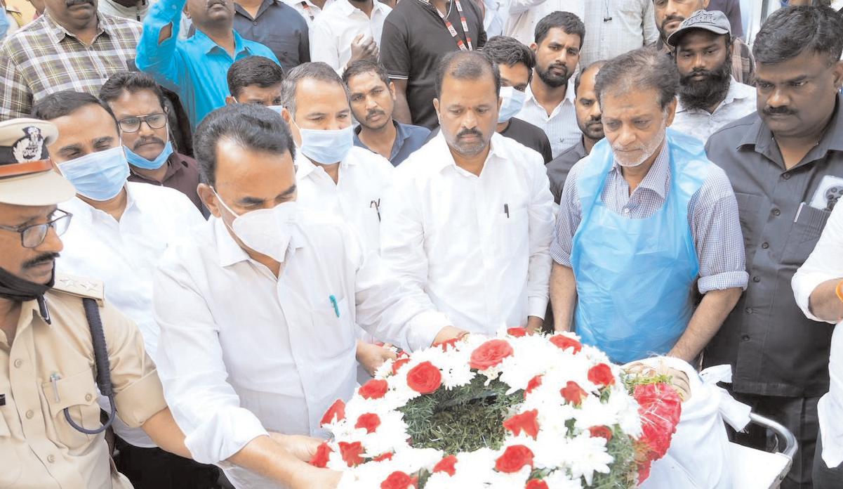 కానిస్టేబుల్ సౌమ్య కుటుంబానికి రూ. కోటి సాయం