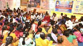 தேனி : கருநாக்கமுத்தன்பட்டி ஊராட்சியில் நடைபெற்ற கிராமசபை கூட்டத்தில் கலெக்டர் கலந்து கொண்டார்