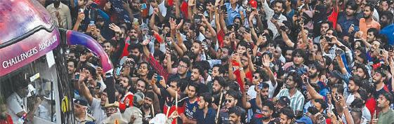 ஆர்சிபி வெற்றிக் கொண்டாட்டத்தில் பெருந்துயரம்: நெரிசலில் சிக்கி 11 ரசிகர்கள் உயிரிழப்பு!