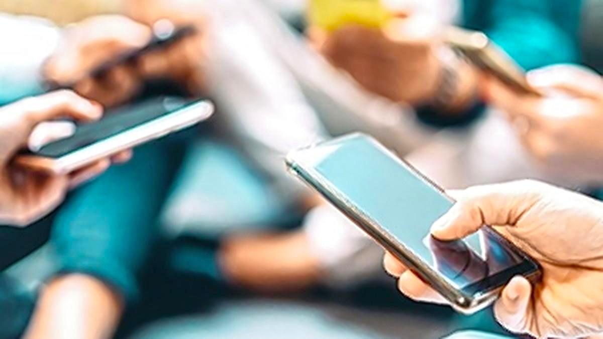 THE RISE OF 'TEXT NECK': HOW PHONES ARE RESHAPING OUR SPINES