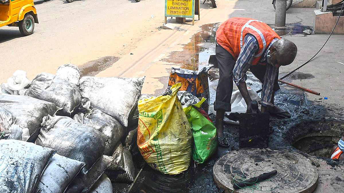 IN A FIRST, DELHI'S MANUAL SCAVENGERS TO RECEIVE PPE KITS AHEAD OF MONSOON SEASON