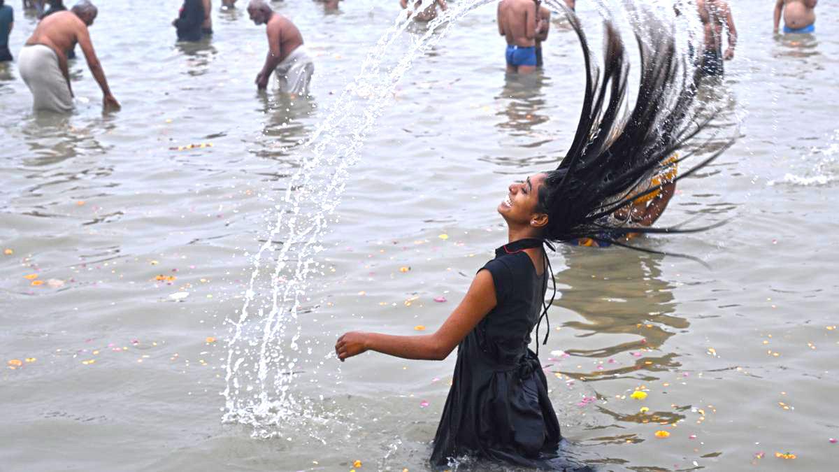 WHY IS THE INTERNET GIVING LEWIS HAMILTON A DIGITAL BATH AT THE GANGES?