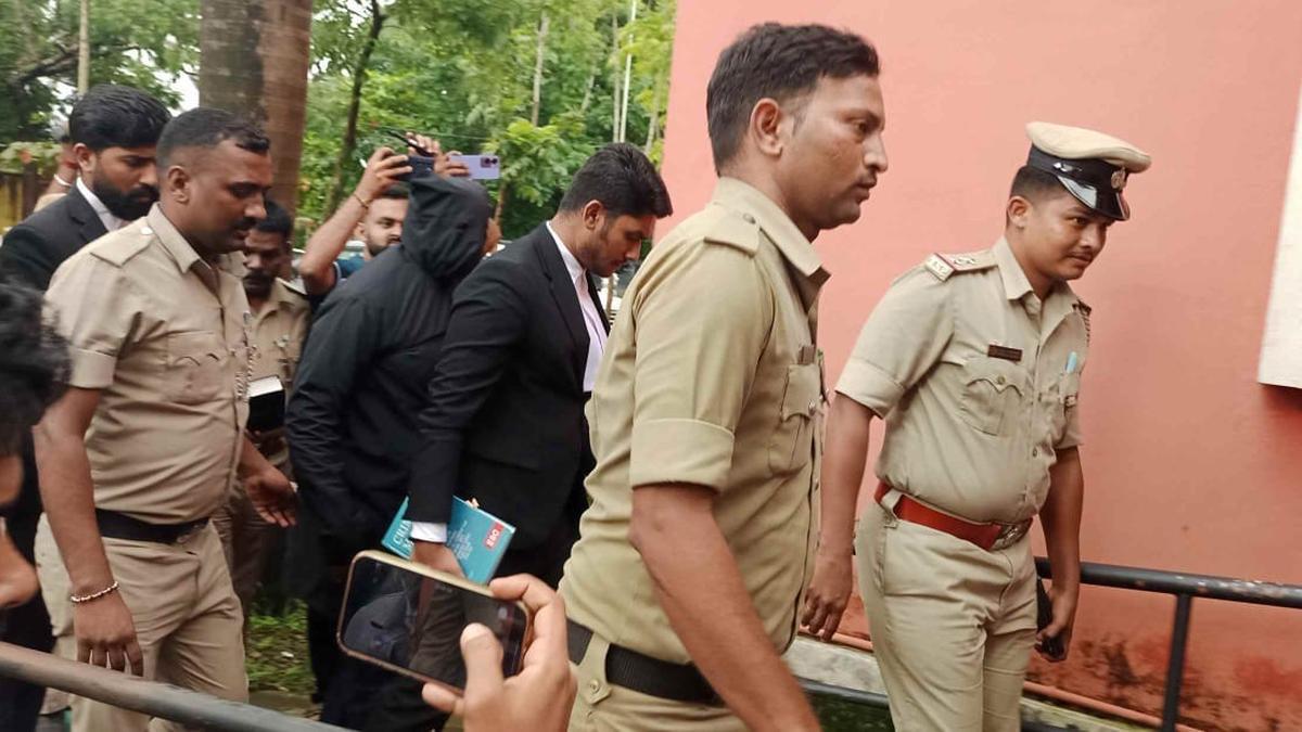 DHARMASTHALA BURIAL CASE: DAKSHINA KANNADA POLICE TO ASCERTAIN STAND OF COMPLAINANT, ADVOCATES ON CHANGING INVESTIGATING OFFICER OR HANDING OVER CASE TO SIT