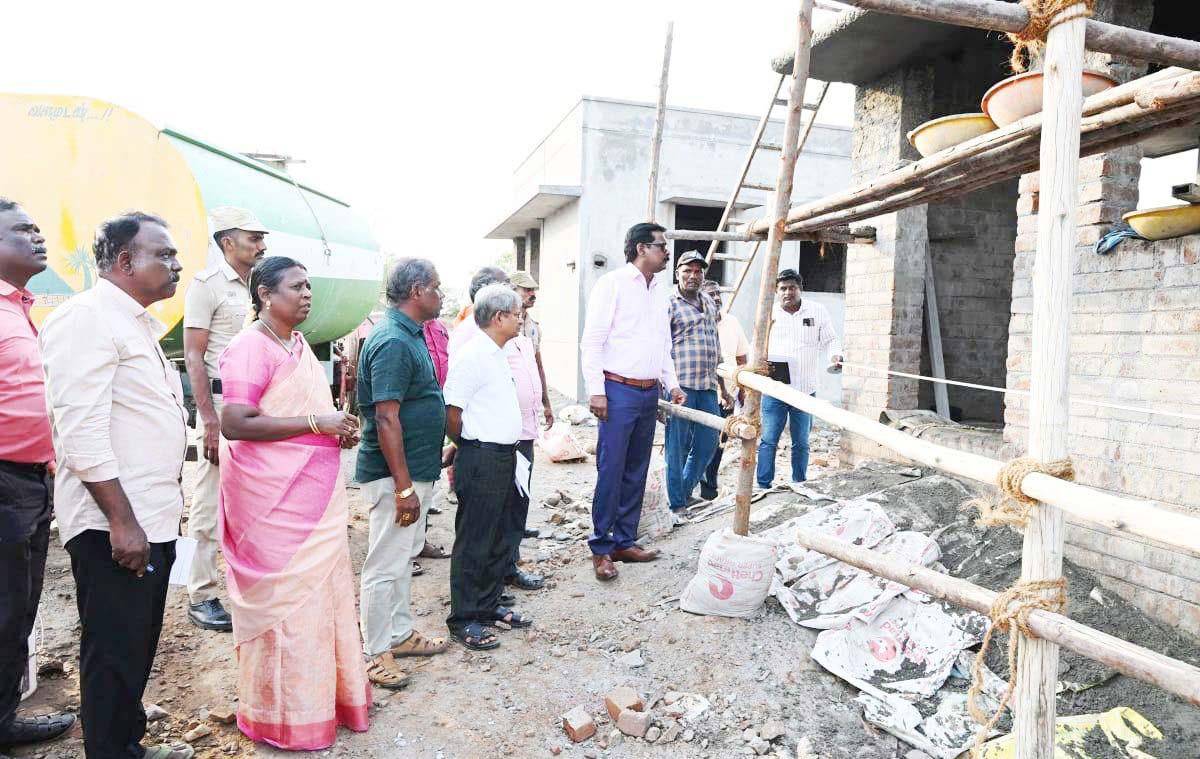 மாவட்ட ஆட்சித்தலைவர் தலைமையில் நடைபெறும் வளர்ச்சி திட்டப்பணிகளின் முன்னேற்றம் குறித்து ஆய்வுக்கூட்டம்